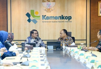 Menteri Ekraf Teuku Riefky Harsya dalam pertemuan bersama Menkop Budi Arie, yang berlangsung di Kemenkop pada Rabu, 16 April 2025.