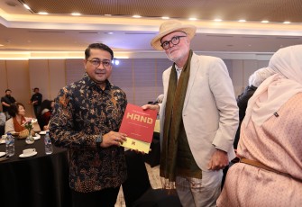 Menekraf/Kabekraf Teuku Riefky Harsya (kiri)