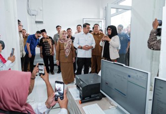 Menekraf Teuku Riefky Harsya saat Tinjau Program Cek Kesehatan Gratis di Aceh pada Selasa (11/2/2025).