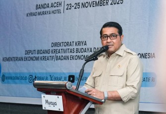Menteri Ekonomi Kreatif, Teuku Riefky Harsya, memberi sambutan pada acara program Akselerasi Kriya (KRIYASI) Aceh 2025, Aceh, Selasa (25/11/2025).