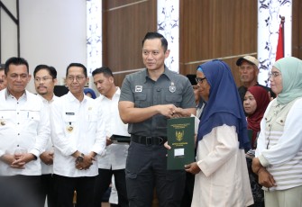 Secara bertahap, masyarakat akan menerima SHM untuk rumah baru mereka.