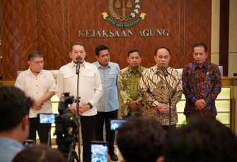 Menkop Budi Arie usai beraudiensi dengan Jaksa Agung ST Burhanuddin dan jajaran, di kantor Kejagung, Jakarta, Rabu (7/5).