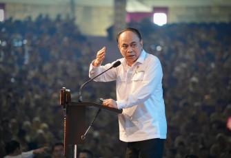 Menkop Budi Arie Setiadi dalam Dialog Percepatan Musyawarah DesaKelurahan Khusus Pembentukan Koperasi DesaKelurahan Merah Putih se Jawa Tengah di Semarang, Selasa (65).