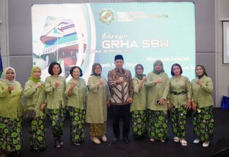 Menkop Ferry Juliantono saat berdiri di tengah para pemudi pejuang koperasi Jawa Timur, di sela-sela peresmian Grha SBW milik Koperasi Konsumen Setia Bhakti Wanita (SBW) Jawa Timur, di Kota Surabaya, Selasa (28/10).