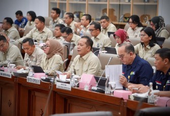 Menkop Ferry Juliantono saat memaparkan dan melaporkan perkembangan pembangunan gerai fisik, gudang, dan sarana prasarana lain KopdesKel Merah Putih di hadapan anggota Komisi VI DPR RI, Selasa (1811). 