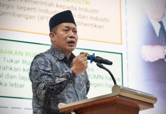 Menkop Ferry Juliantono saat memberikan kuliah umum pada acara Seminar Nasional BEM FEB Universitas Islam Sultan Agung (Unissula) periode 2024-2025, Semarang, Kamis (18/12/2025).
