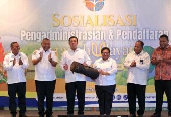 Menteri ATRKepala BPN, Nusron Wahid, saat membuka Sosialisasi Pengadministrasian dan Pendaftaran Tanah Ulayat, di Kantor Gubernur Papua, Rabu (19112025).