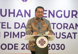 Menteri Ekonomi Kreatif (Menekraf), Teuku Riefky Harsya saat menghadiri acara Pengukuhan Pengurus BPP PHRIperiode 2025–2030, di Hotel Grand Sahid, Jakarta, Jumat, 11 April 2025.