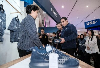 Menteri Ekonomi Kreatif, Teuku Riefky Harsya, meninjau acara Urban Sneaker Society 2025 di Jakarta International Convention Center (JICC) Senayan, Jakarta, Sabtu (9/11/2025).