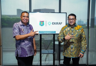 Menteri Ekraf Teuku Riefky dalam pertemuan dengan Bupati Kabupaten Kepulauan Yapen Benyamin Arisoy, Kamis (28/8) di Cipete, Jakarta.