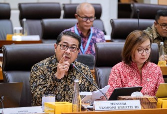 Menteri Ekraf Teuku Riefky saat rapat kerja (raker) kepada jajaran Komisi VII DPR di Gedung Nusantara I Kompleks DPR/MPR Jakarta, Kamis, 26 Juni 2025.