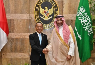 Menteri Energi dan Sumber Daya Mineral Republik Indonesia, Bahlil Lahadalia, dan Menteri Industri dan Sumber Daya Mineral Arab Saudi, Bandar bin Ibrahim Al-Khorayef