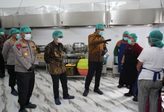 Menteri Hukum, Supratman Andi Agtas saat meninjau dapur SPPG Polda Sulawesi Tengah, Jumat (21/11/2025).