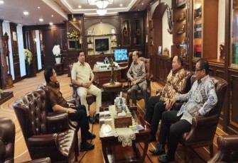 Menteri PKP Maruarar Sirait saat bertemu Ketua Mahkamah Agung RI, Prof. Dr. H.Sunarto, S.H., M.H., dengan didampingi Wakil Ketua Mahkamah Agung RI bidang Yudisial, Suharto, S.H., M.Hum dan Sekretaris Mahkamah Agung RI, Sugiyanto, S.H., M.H.