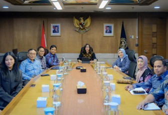 Menteri Pariwisata Widiyanti Putri saat menerima audiensi pengurus PHRI di Gedung Sapta Pesona, Rabu (2322025).