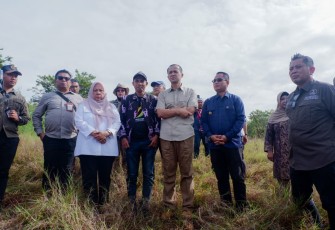 Menteri Transmigrasi, M. Iftitah Sulaiman Suryanagara saat Tinjau Mess Patriot di Kawasan Transmigrasi Palolo, Kabupaten Sigi, Provinsi Sulawesi Tengah, Kamis (20/11).