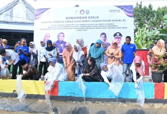 Novita Hardini bersama Fatma Saifullah Yusuf, Penasihat I Dharma Wanita Persatuan (DWP), Kementerian Sosial (Kemensos), saat tebar benih Ikan Nila di salah satu sungai Kelurahan Surodakan, Kecamatan Trenggalek, Kabupaten Trenggalek, Senin (23/6/2025).