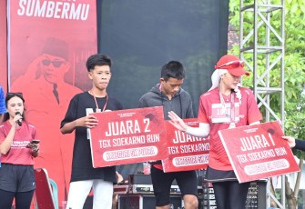 Novita Hardini, saat membagikan hadiah TGX Sukarno Run 2025.