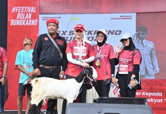 Novita Hardini, saat menggelar TGX Sukarno run 2025 di pasar Pon, Kabupaten Trenggalek.