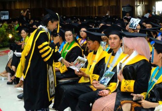 Nuansa haru terasa ketika Rektor UKSW, Profesor Intiyas Utami, mengajak para lulusan menatap foto keluarga yang mereka bawa sebagai ungkapan syukur atas setiap perjuangan dan pengorbanan