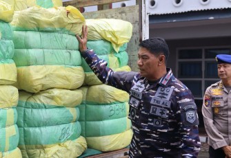 TNI AL Gagalkan Upaya Penyelundupan Ballpress Ilegal di Surabaya