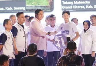 Menteri Perumahan dan Kawasan Permukiman (PKP) Maruarar Sirait menyerahkan 100 kunci rumah subsidi untuk para buruh dalam rangka memperingati Hari Buruh pada 1 Mei 2025 di Universitas Pertamina, Jakarta