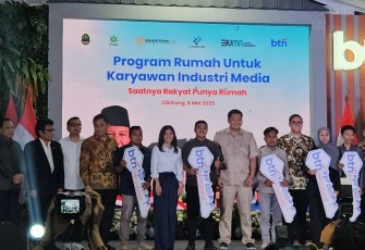 Menteri PKP dan Menkomdigi saat Serahkan Kunci Rumah Subsidi Wartawan di Bekasi