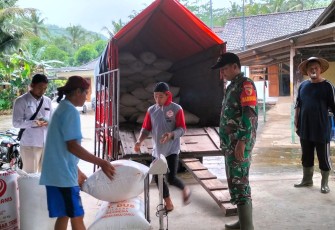 Babinsa Koramil 0801/03 Arjosari Koptu Tri Eko melaksanakan kegiatan pendampingan penyerapan Gabah oleh Bulog Pacitan, bertempat di Desa Gayuhan Kec. Arjosari, Kabupaten Pacitan, Rabu (26/02/2025)
