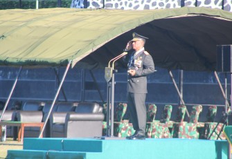 Pangdam XVIII/Kasuari, Mayjen TNI Jimmy Ramoz Manalu, S.Hub.Int., M.H.I., saat Pimpin Upacara HUT ke-80 RI di Lapangan Upacara Makodam, Trikora, Arfai 1, Manokwari, Papua Barat, pada Minggu (17/8/2025).