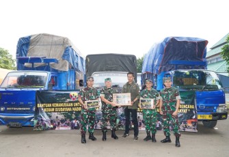 Pangdam Udayana saat Serahkan Bantuan Kodam IX/Udayana Untuk Korban Bencana Alam