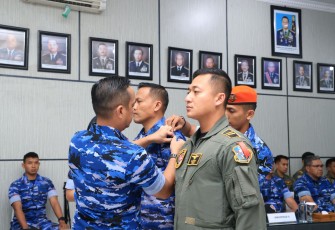 Pelepasan simbol Kolat dan pelaku latihan berupa tali pita berwarna biru dan merah oleh Pangkoops Udara II yang sebelumnya disematkan di bahu kiri, para Kolat dan pelaku.