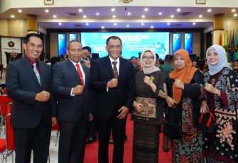 Panglima Divisi Infanteri 2 Kostrad, Mayjen TNI Susilo, didampingi oleh Kasdivif 2 Kostrad Brigjen TNI Riyanto, S.I.P., menghadiri prosesi pengukuhan delapan guru besar Universitas Brawijaya yang berlangsung khidmat di Gedung Samantha Krida, Malang. (Malang, 21 Agustus 2025) 