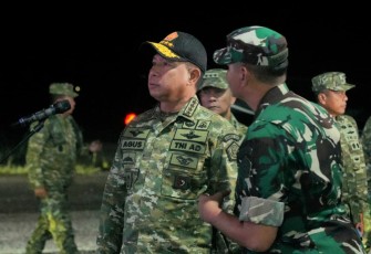 Panglima TNI saat Tinjau Latihan Terjun Malam di Bangka