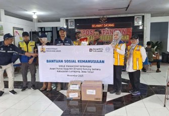 Kementerian PU Salurkan Bantuan Sosial Bagi Pengungsi Erupsi Gunung Semeru.