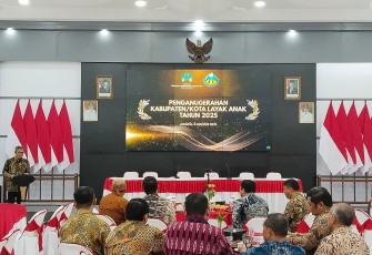 Para pejabat lintas OPD, BUMD, dan lembaga pemerhati anak mengikuti acara siaran pengumuman penerimaan penghargaan KLA tahun 2025 secara daring, di Ruang Anturium Rumah Dinas Bupati Karanganyar, Jumat (8/8/2025) malam.