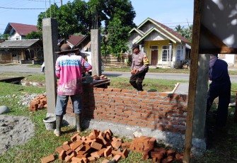 TMMD Ke-124 Kodim 0408/BS Pasang Batu Bata di Poskamling