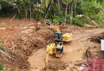 Akses di wilayah Silungkang yang sempat terputus akibat bencana banjir bandang secara bertahap mulai dapat dilalui kembali. Sejumlah titik, termasuk di Jorong Tantaman, Nagari Tigo Koto Silungkang Kec. Palembayan Kab. Agam, akses masih terputus karena timbunan material lumpur, batu dan kayu, Rabu (3/12).