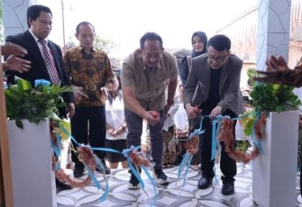 Pemotongan pita oleh Bupati Rober Christanto menandai peresmian gedung Gereja Rehoboth di Kecamatan Jumapolo, Karanganyar, pada Sabtu (20/9/2025).
