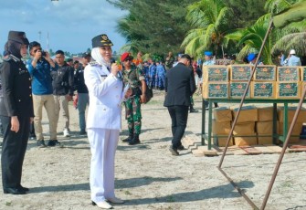 Bupati Cen Sui Lan bersama Wakil Bupati Jarmin dan Pangkogabwilhan I Letnan Jenderal TNI Kunto Arief Wibowo mengibarkan Bendera Merah Putih di Pantai Piwang, Ranai, Minggu (17/08/2025).