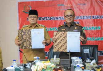 Kejari dan Pemkab Pasaman saat tandatangani kesepakatan Kerja Sama Pidana Kerja Sosial