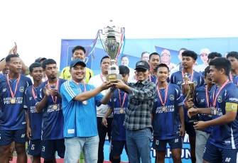 Wali Kota Batam, Amsakar Achmad menyerahkan Piala Bergilir Wali Kota Batam dan Piala Tetap Wakil Wali Kota Batam 2025.
