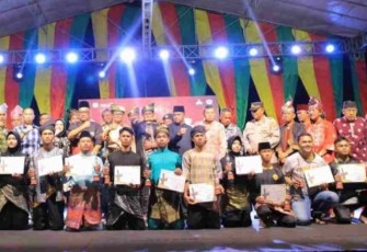 Foto bersama pada Festival Seni Silat Serumpun