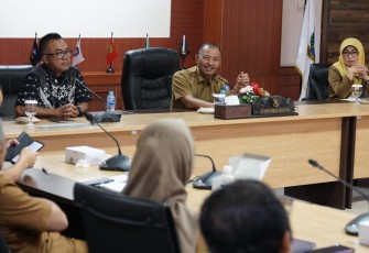 Pemprov Kepri bersama PT Sarana Multi Infrastruktur / PT SMI (Persero) menggelar rapat di Ruang Rapat Gubernur, Lt.4, Gedung A Kantor Gubernur Kepri, Dompak, Tanjungpinang, Senin (7/7/2025).