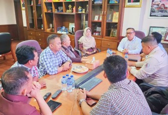 Wagub Nyanyang saat menerima audiensi Perkumpulan Keluarga Banjarnahor Batak yang dipimpin Ketua Tim Kaderisasi Rudi Toni di Kantor Graha Kepri, Kota Batam, Kamis (21/8/2025).