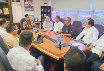 Rapat audiensi yang dipimpin Wakil Gubernur Kepri Nyanyang Haris Pratamura bersama perwakilan PT Prabu Pratama di Graha Kepri, Batam, Selasa (9/9/2025).