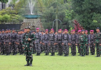 Dandim 1310/Bitung, Letkol Inf Dewa Made DJ saat menjadi pemimpin upacara pada apel gelar pasukan