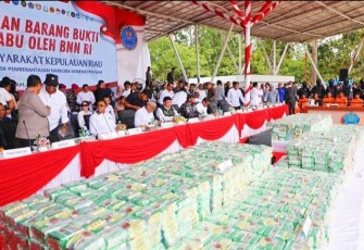 Pemusnahan barang bukti narkotika jenis sabu seberat 2 ton yang digelar di Alun-Alun Engku Putri, Batam Center, Kamis pagi (12/6).