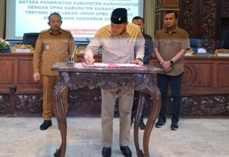 Penandatanganan nota kesepakatan bersama tentang KUA serta PPAS, dalam Rapat Paripurna ke-11 Masa Sidang I Tahun 2025, di Gedung DPRD Karanganyar, Senin (3/11/2025).
