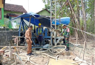 Pengeboran Sumur Air Bersih untuk Warga Desa Klumutan, Kecamatan Saradan, Kabupaten Madiun, Serka Juhartono, Selasa, (26/8).