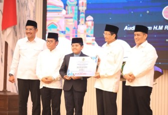 Penghargaan senilai Rp25 juta diserahkan Menteri Agama, Nasaruddin Umar, dalam kegiatan Halalbihalal Kemenag di Jakarta, Rabu (942025).